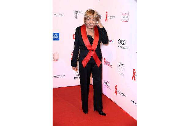 ...Zeichen setzte Judy Winter mit ihrem kreativen Outfit, das die Aids-Schleife modisch integriert. Der TV-Star hat zusammen...