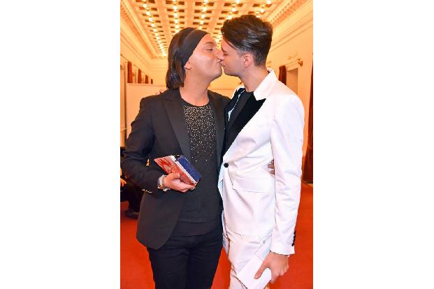Liebe liegt in der Luft: Julian F. M. Stoeckel kam mit Freund Marcel zu der Gala. Zusammen turtelte sich das Paar durch den ...