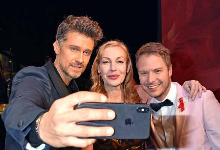 Und noch schnell ein Selfie: Wayne Carpendale, Ute Lemper und Florian Weiss setzen sich für den Kampf gegen Aids ein. Denn j...