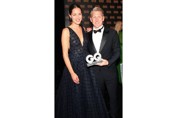 ...Bastian Schweinsteiger, der seine Frau Ana Ivanovic mitgebracht hatte, über einen Preis freuen. Den bekam er als 'Sports ...