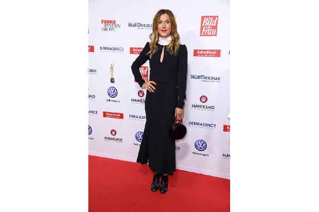 Wolke Hegenbart erschien in einem eleganten und nicht zu schrillen Kleid von Lana Müller, während sich ihre Kollegin...