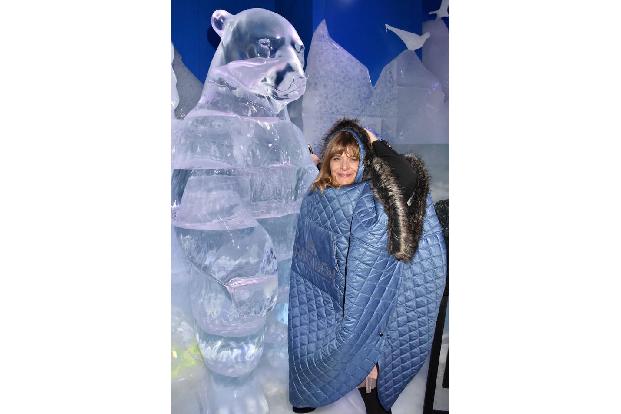 ...kuschelt sich Nastassja Kinski bei ihrem arktischen Vergnügen lieber in einen dicken Wintermantel ein. Die frühere...