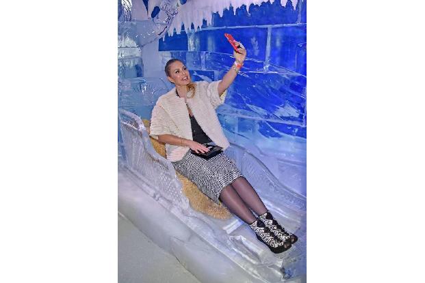 ...Bachelor-Kandidatin Daniela Michalski nahm sich sogar Zeit für ein Selfie auf der Eisrutsche. Die frostige Kälte lächelt ...