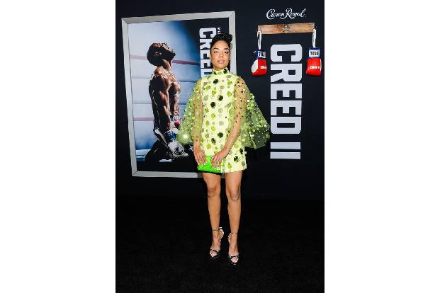 ...gehört Schauspielerin Tessa Thompson. Auf dem Red Carpet im Big Apple strahlte sie in einem grünen kurzen Kleid mit viel ...