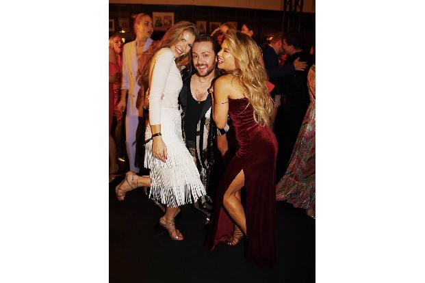 ...Bild mit Victoria, Sylvie und ihrem Co-Moderator Riccardo beweist. Der wollte übrigens unbedingt einen Mann für Sylvie an...