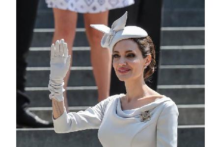 ...Angelina Jolies unermüdlicher Einsatz für Kinder und Frauen in Kriegsgebieten fand Anerkennung durch einen von der Queen ...