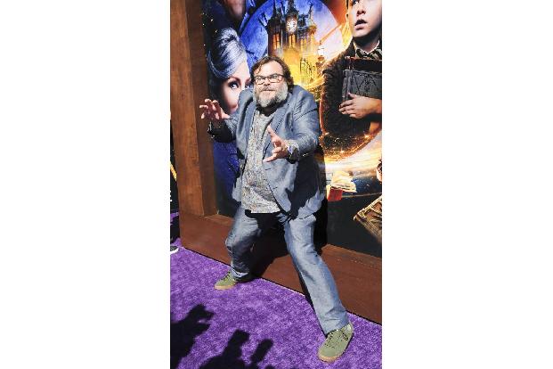 ...hat es auch ihrem Schauspielkollegen Jack Black angetan, der einen Scheck über die gleiche Summe ausschrieb. Manchmal rei...