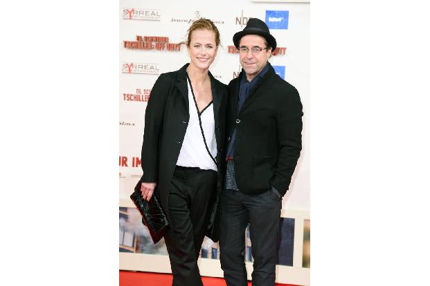 …dran: Schauspieler Jan Josef Liefers – hier mit seiner Kollegin Claudia Michelsen auf einer Filmpremiere in Berlin – trägt ...