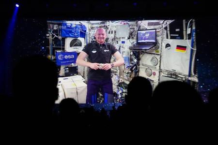 ...weiten des Weltalls gibt es Support. Astronaut Alexander Gerst fordert mit seiner 'Träume sind grenzenlos'-Aktion junge M...