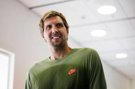 ...Unterstützung gibt es von Basketballstar Dirk Nowitzki. Seit 2013 ist der Sportler UNICEF-Botschafter. Sein Ziel, das er ...