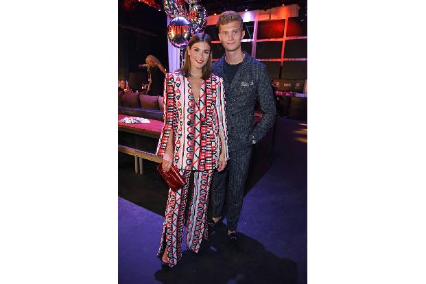 Social-Media-Star Nina Schwichtenberg kam in Begleitung ihres Freundes Patrick Kahlo. In ihrem 'Fashioncarpet'-Blog schreibt...