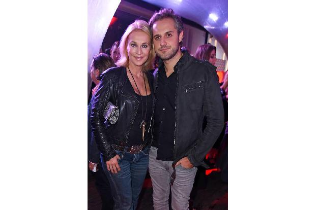 ...in trauter Zweisamkeit beehrten Caroline Beil und Ehemann Philipp Sattler die Veranstaltung, bei der sich alles um Mode d...
