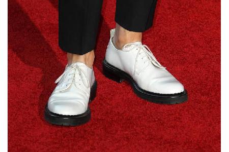Wer hat sich denn in diese weißen Schuhe geschmissen, um auf dem roten Teppich zu glänzen? Pu der Bär ja wohl kaum - der lie... Wer hat sich denn in diese weißen Schuhe geschmissen, um auf dem roten Teppich zu glänzen? Pu der Bär ja wohl kaum - der lie...