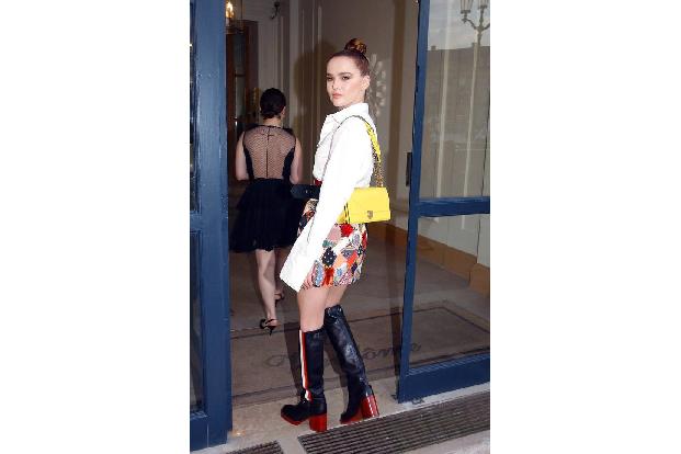 Wer auf Dior-Shows geht, trägt selbstverständlich auch selbst Dior: Schauspielerin Zoey Deutch wusste sich stilgerecht zu kl...