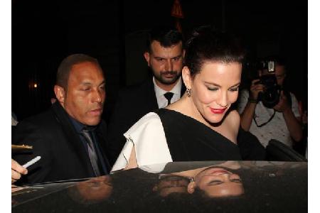...klassische Eleganz verströmte wieder einmal Liv Tyler, die gut gelaunt in einem Kleid von Givenchy zum Vogue Paris Founda...