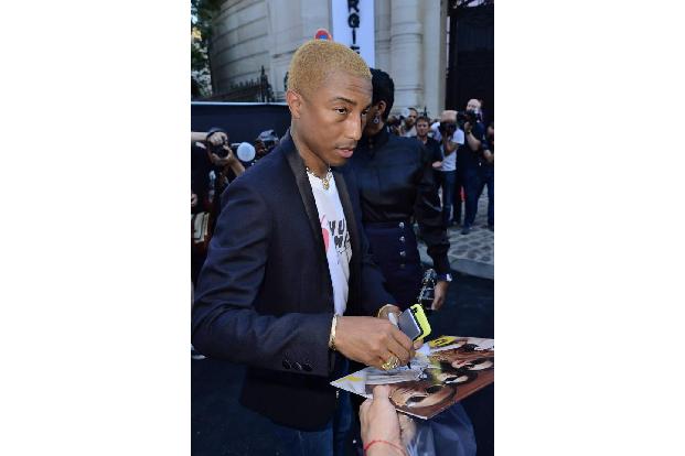 ...auf der Fashion Week zu sein, war auch Pharrell Williams. Er schrieb fleißig Autogramme für seine Fans. Seine gute Laune ...