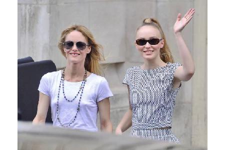...Vanessa Paradis (links) übertroffen, die am Wochenende den Regisseur Samuel Benchetrit geheiratet hatte. Auch ihre Tochte...
