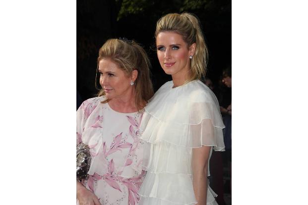 ...nicht gern mit Mama Kleider gucken? Das dachte sich anscheinend auch Designerin Nicky Hilton, die ihre Mutter Kathy zur V...