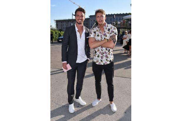 ...Duo hier: 'Bachelor' Sebastian Pannek und 'Bachelorette'-Liebling David Friedrich. Diese beiden auf dem Catwalk? DAS wäre...