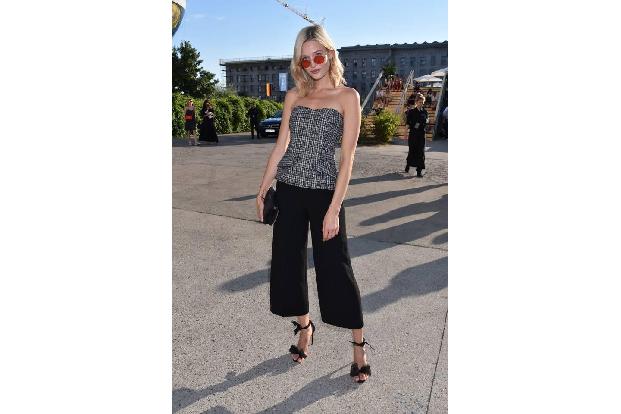 ...'GNTM'-Beauty Mandy Bork in Berlin. Die Sonnenbrille bringt coolen 70s Vibe und wir lieben den Look. Ihre Kollegin...