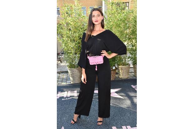...Fata Hasanovic. Sie setzte ebenfalls auf Schwarz und rockte ihren Look. Die pinke Handtasche sorgte für den nötigen Farbf...