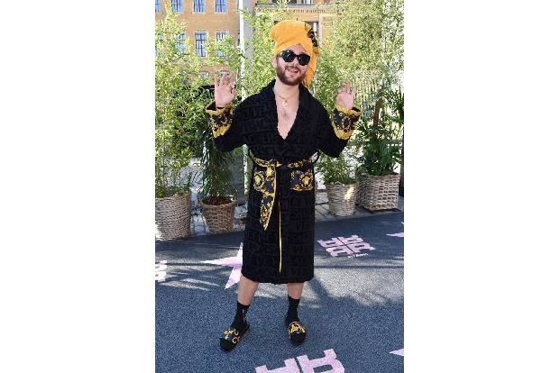 ...Riccardo Simonetti setzte mit seinem glamourösen Frisch-aus-dem-Badezimmer-Look ein Modestatement und wird damit sicherli...