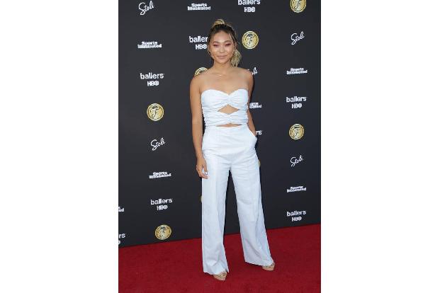 ...Chloe Kim auf dem Red Carpet. Ist ja auch kein Wunder: Als professionelle Snowboarderin ist sie eine One-Woman-Show gewöh...