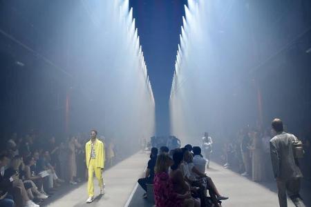 Ob Hellgelb oder Grau, sportlich ging es bei der Fashionshow von Hugo by Hugo Boss in jedem Fall zu. Das deutsche Label bege... Ob Hellgelb oder Grau, sportlich ging es bei der Fashionshow von Hugo by Hugo Boss in jedem Fall zu. Das deutsche Label bege...