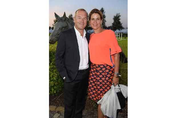 ...Heino Ferch und seine Ehefrau Marie-Jeanette gehörten, genossen zwar die milde Abendluft an diesem warmen Sommertag, verb...