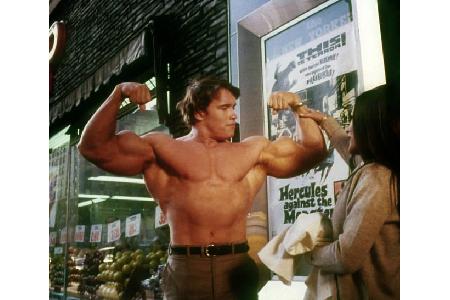 ...konnte er dank seines beeindruckenden Körpers auch seine ersten Filmrollen ergattern – sein Pseudonym Arnold Strong sprac...