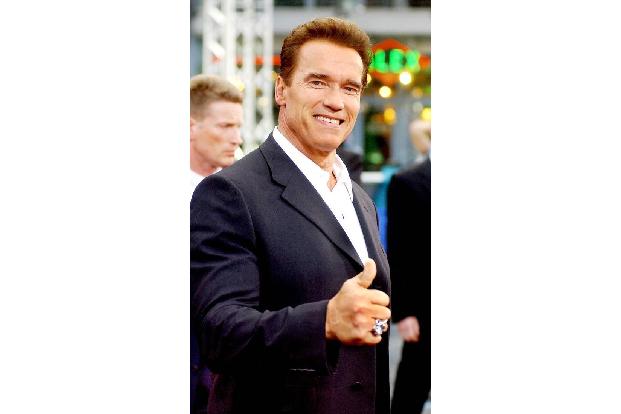 ...politische Ambitionen. 1990 wurde Arnie vom damaligen US-Präsidenten George Bush zum Vorsitzenden des nationalen Rates fü...