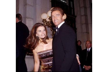 ...mit Maria Shriver, durch die er wahrscheinlich in dem Wunsch bestärkt wurde, in der Politik mitzumischen. Denn die Journa...