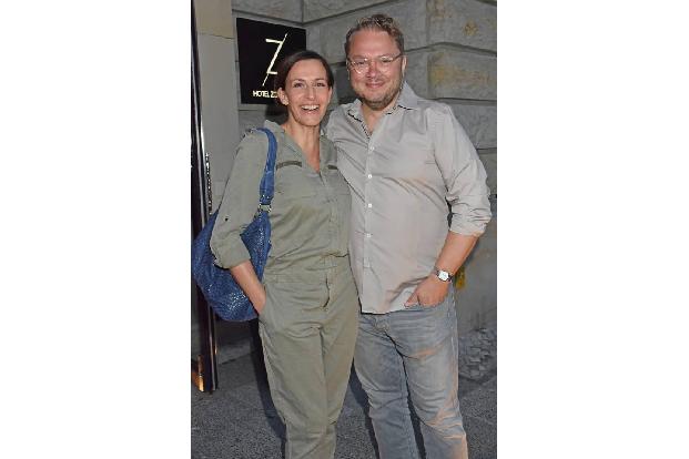 ...'GZSZ'-Ikone Ulrike Frank und ihr Ehemann Marc Schubring, die seit 1999 verheiratet sind. Wie dieses Lächeln in der Haupt...