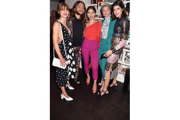 ...posierten sie freudestrahlend mit Influencer Riccardo Simonetti, Fashionbloggerin Masha Sedgwick und 'GNTM'-Beauty Marie ...