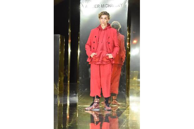 Wow! Nach seinem Laufstegdebüt für Dolce & Gabbana in Mailand stellte sich Elias bei der Berlin Fashion Week für Designer Mi... Wow! Nach seinem Laufstegdebüt für Dolce & Gabbana in Mailand stellte sich Elias bei der Berlin Fashion Week für Designer Mi...