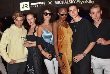 ...gemacht fürs Modelbusiness. Auf der Aftershowparty der Berliner StyleNite amüsierte sich Elias königlich an der Seite der...