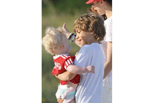 ...trug er ihn dann auf Händen - wie hier 2011 im Familienurlaub in Miami Beach. Und obwohl Amadeus' Eltern sich inzwischen ...