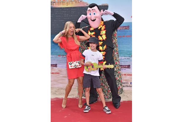 ...Schauspielerin Xenia Seeberg und ihrem 13-jährigen Sohn Philip-Elias. Wobei nur der Teenie Spaß gehabt zu haben schien - ...