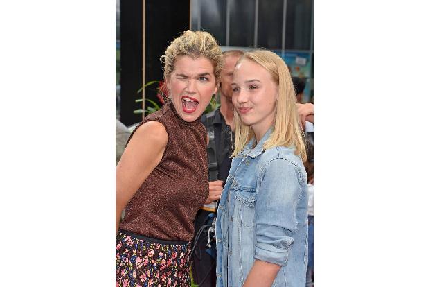 ...Anke Engelke die Chance, der jüngeren Generation etwas beizubringen. Kinderstar Jule Hermann schaute sich das Herumgealbe...