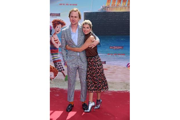 ...Anke dann dem nächsten wichtigen Thema widmen: Kollegen umarmen! Schauspieler Lars Eidinger stellte sich nur zu gerne zur...