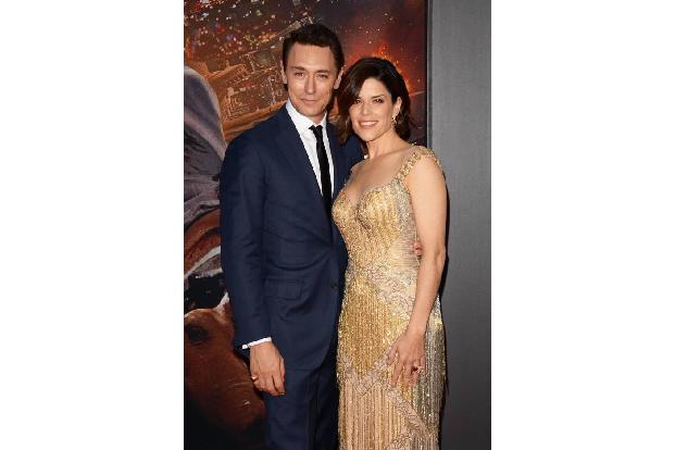 ...spielt auch 90er-Ikone Neve Campbell mit, die ihren Lebensgefährten J.J. Feild zur Premiere mitgebracht hatte. Vor der Ka...