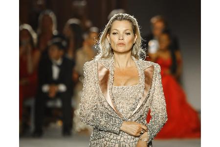 ...Supermodel Kate Moss vergaß ihre Manieren. Die Laufsteg-Queen war vom türkischen Bodrum nach London unterwegs und hatte s...