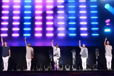 ...Backstreet Boys legten sich 2002 mit Jive Records an, weil sie sich von dem Label nicht ausreichend unterstützt fühlten -...