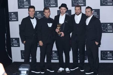 ...von N'SYNC hingegen wollten gerne zu Jive wechseln, wurden aber prompt von ihrer Plattenfirma BMG wegen Vertragsbruch auf...