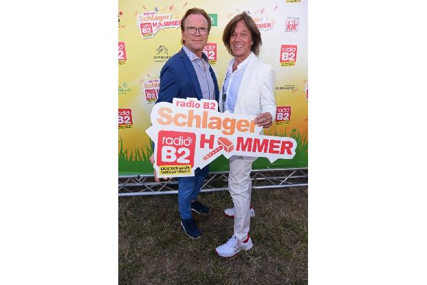 Moderiert wurde das kunterbunte Schlager-Event von Wolfgang Lippert, der sich als Schauspieler und Moderator von 'Wetten, da... Moderiert wurde das kunterbunte Schlager-Event von Wolfgang Lippert, der sich als Schauspieler und Moderator von 'Wetten, da...