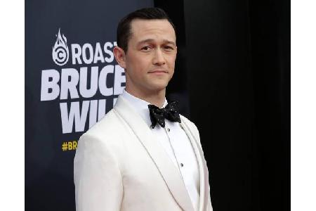 ...Roast Master Joseph Gordon-Levitt, der schon zur Begrüßung auf Bruces eingeschränktes Talent vor der Kamera hinwies: 