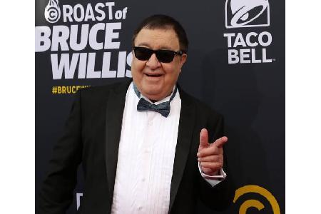 ...Komiker Dom Irrera. Er suchte nach der perfekten Zusammenfassung für den Abend und warf Bruce deswegen in einen Topf mit ...