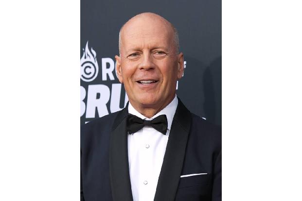 ...Bruce Willis selbst! Nach zahllosen Schlägen unter die Gürtellinie stellte er sich auf die Bühne, grinste sein unnachahml...