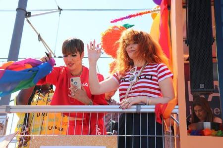 ...Jackie Cruz (hier links) feierte mit. Die Schauspielerin ist aus 'Orange Is The New Black' bekannt und hatte noch eine Ko...