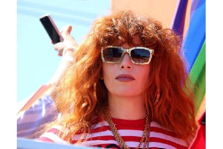 ...Natasha Lyonne, die mit 'American Pie' bekannt wurde und derzeit ebenfalls in der Netflix-Gefängnisserie zu sehen ist. Si...